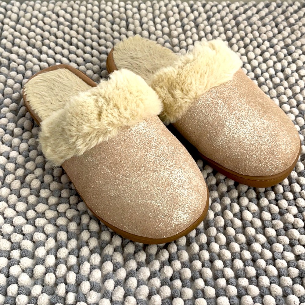 🌼 3/$30 Lands’ End Sparkly Cozy Fuzzy House Slippers